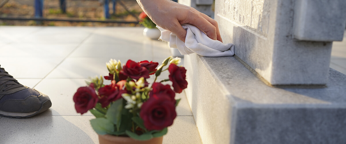 Как ухаживать за памятником на могиле весной | Век
