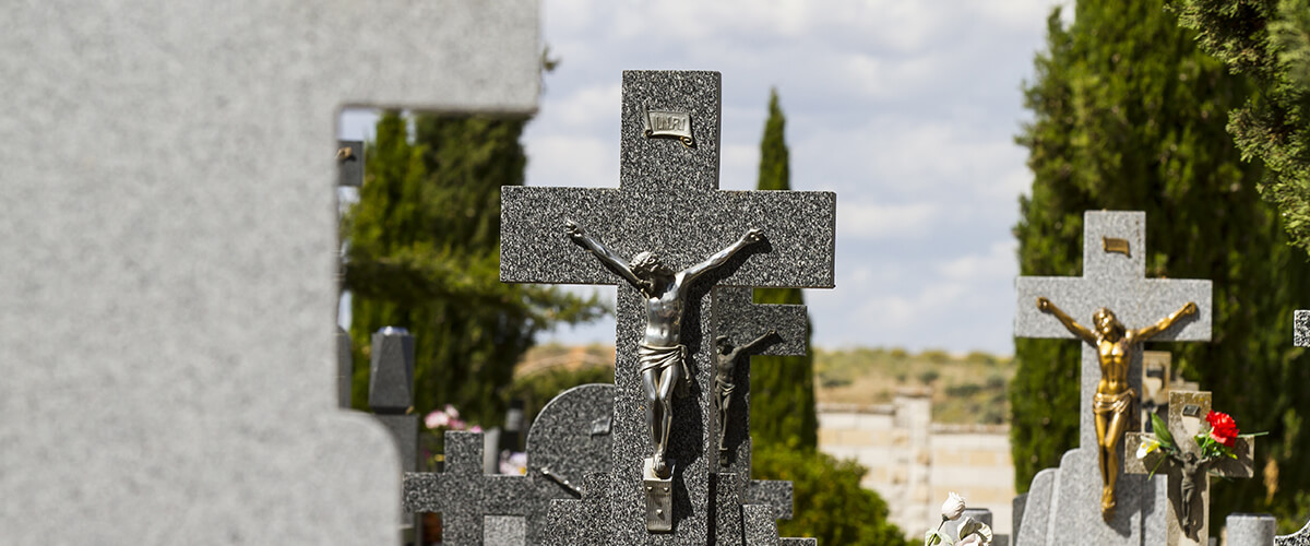 Памятник с крестом и без: в чем разница | Век