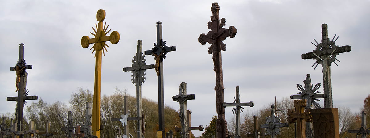 Почему на могиле сначала устанавливают крест? | Век