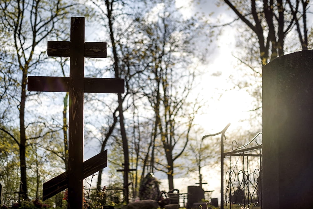 Куда деть крест после установки памятника?