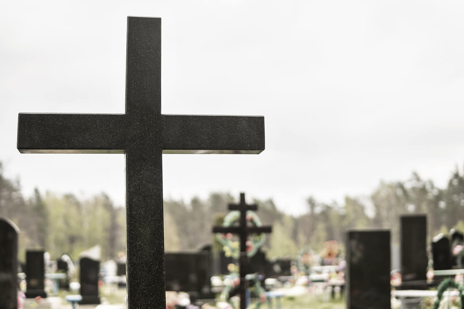 Нужен ли крест на памятнике?