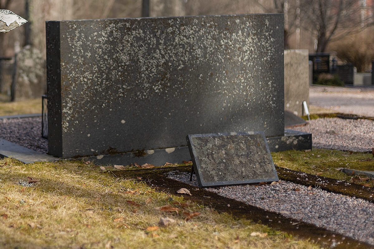 Почему на гранитном памятнике появляются пятна?